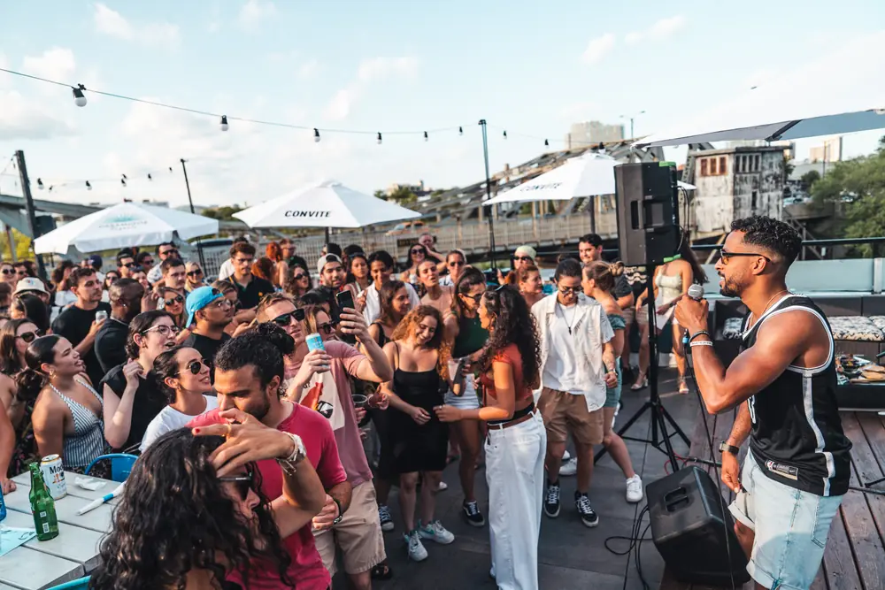 Público dançando perto do palco