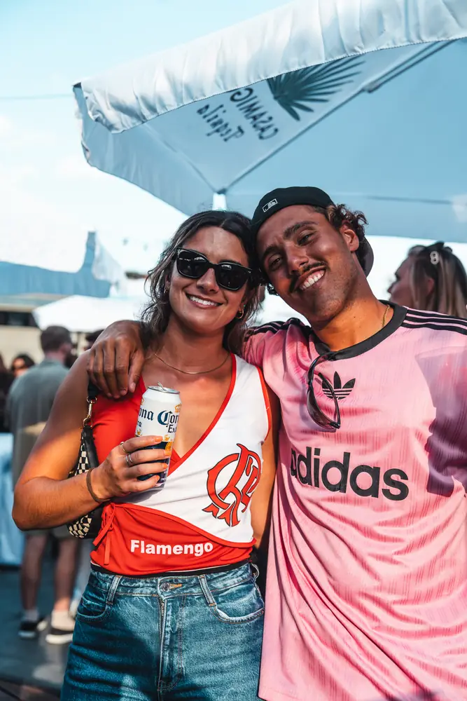 Amigos com camisas de time brasileiro