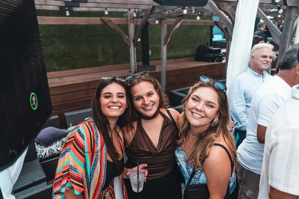 Amigas sorrindo juntas na festa