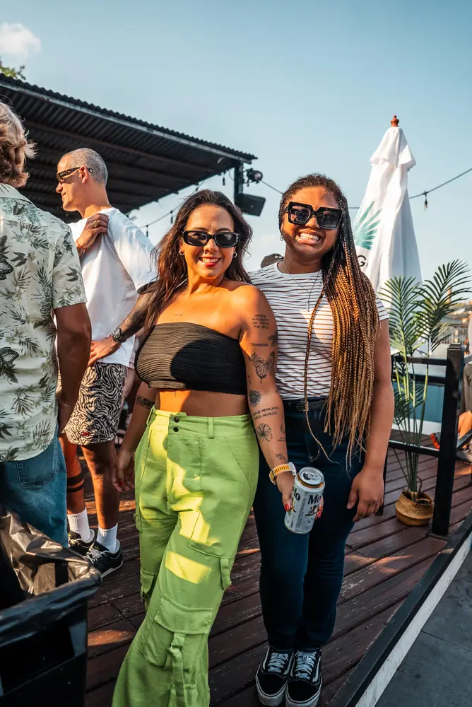 Amigas posando no rooftop