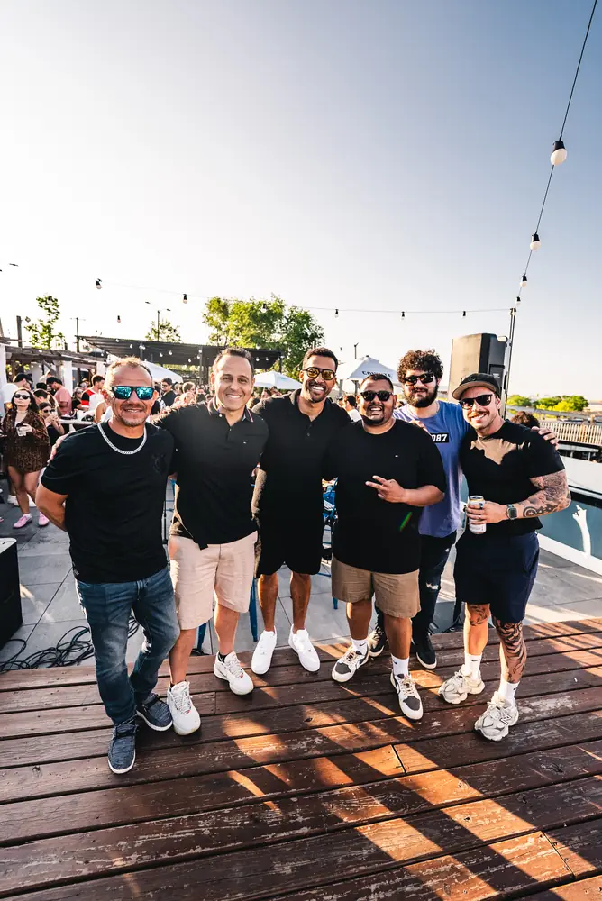 Grupo de amigos chegando ao rooftop