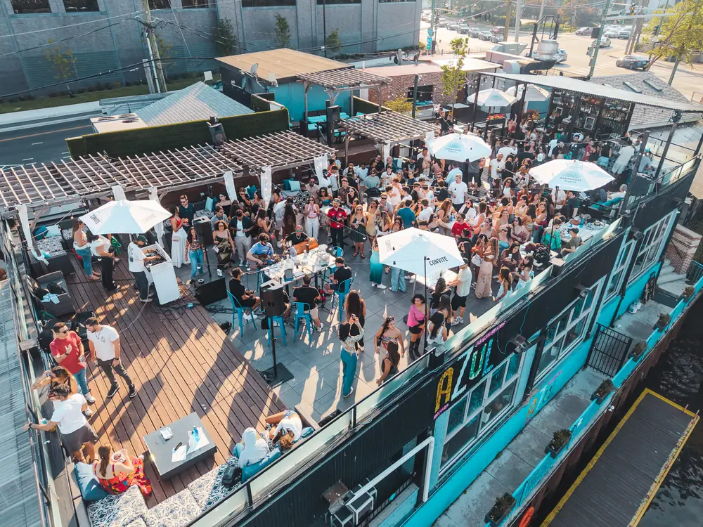 Vista aérea do rooftop lotado