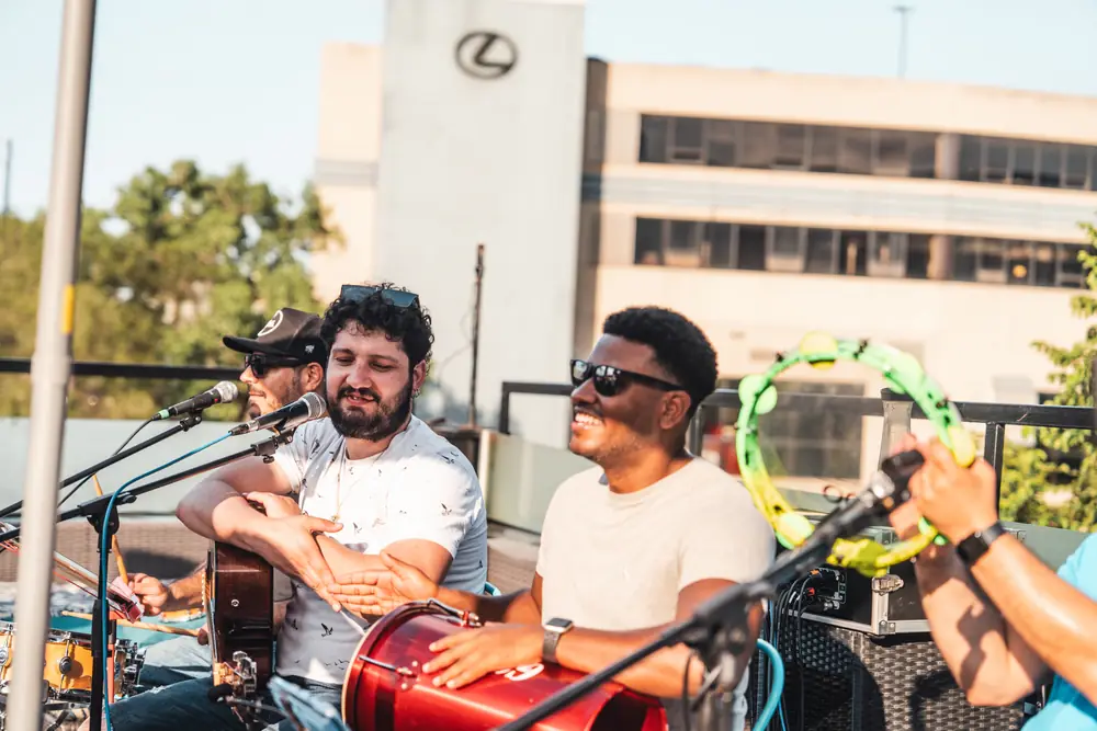 Banda de samba tocando ao vivo