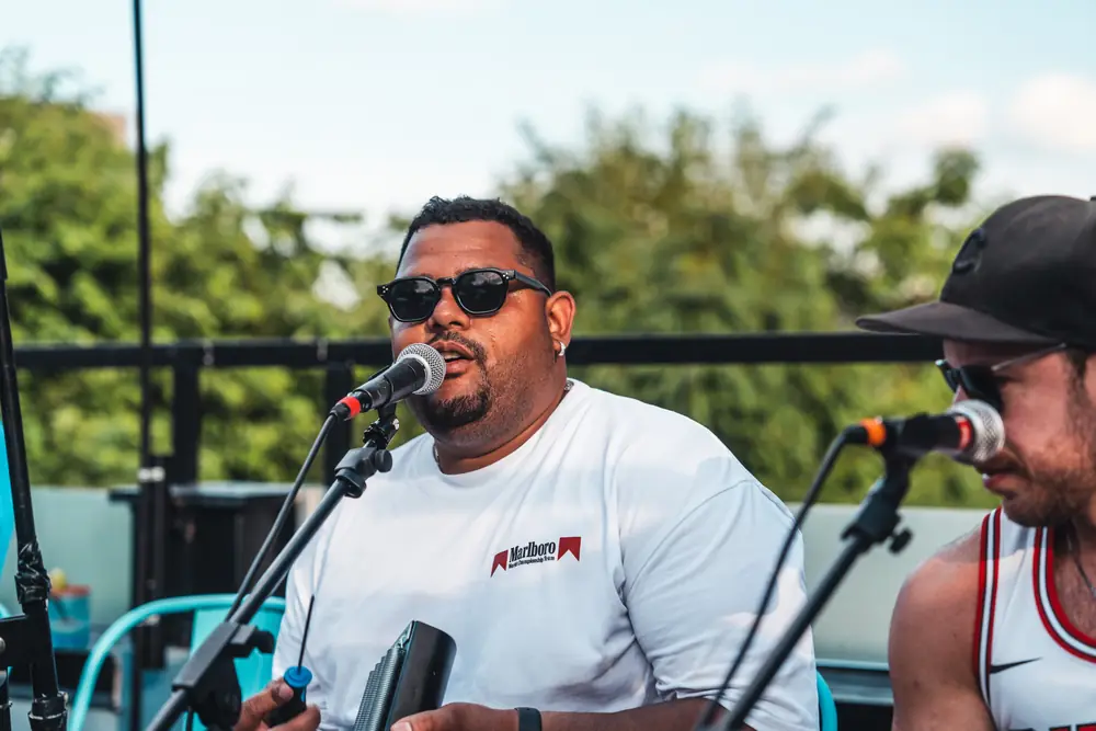 Cantor da roda de samba ao microfone