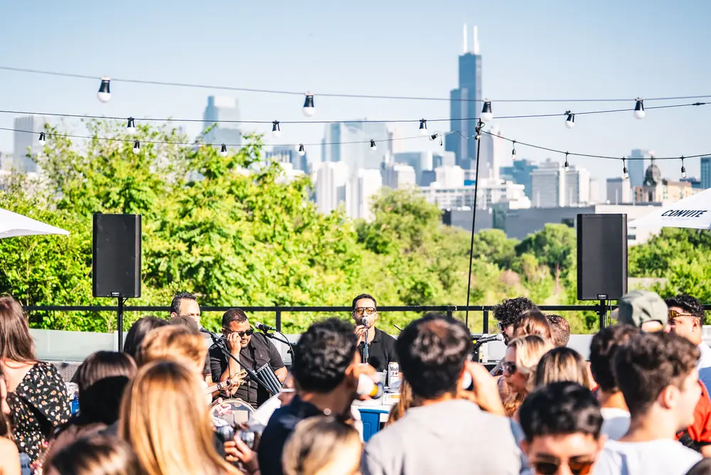 Público em frente ao skyline de Chicago