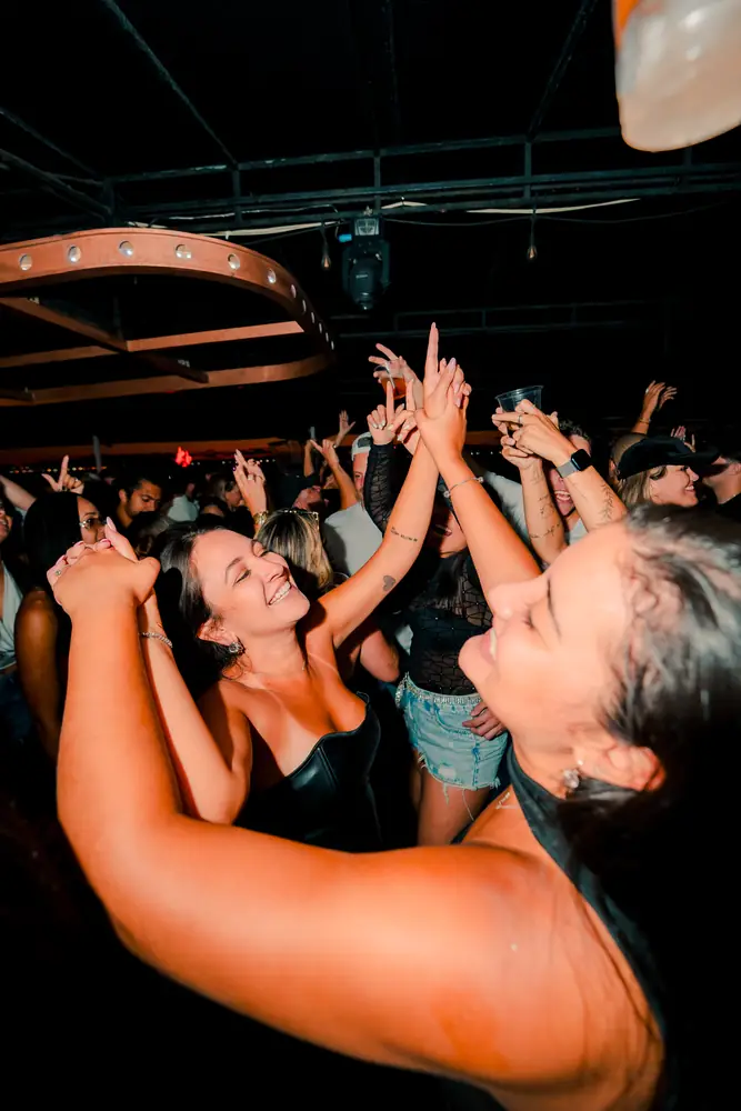 Amigas dançando no WeFunk em Alto Mar