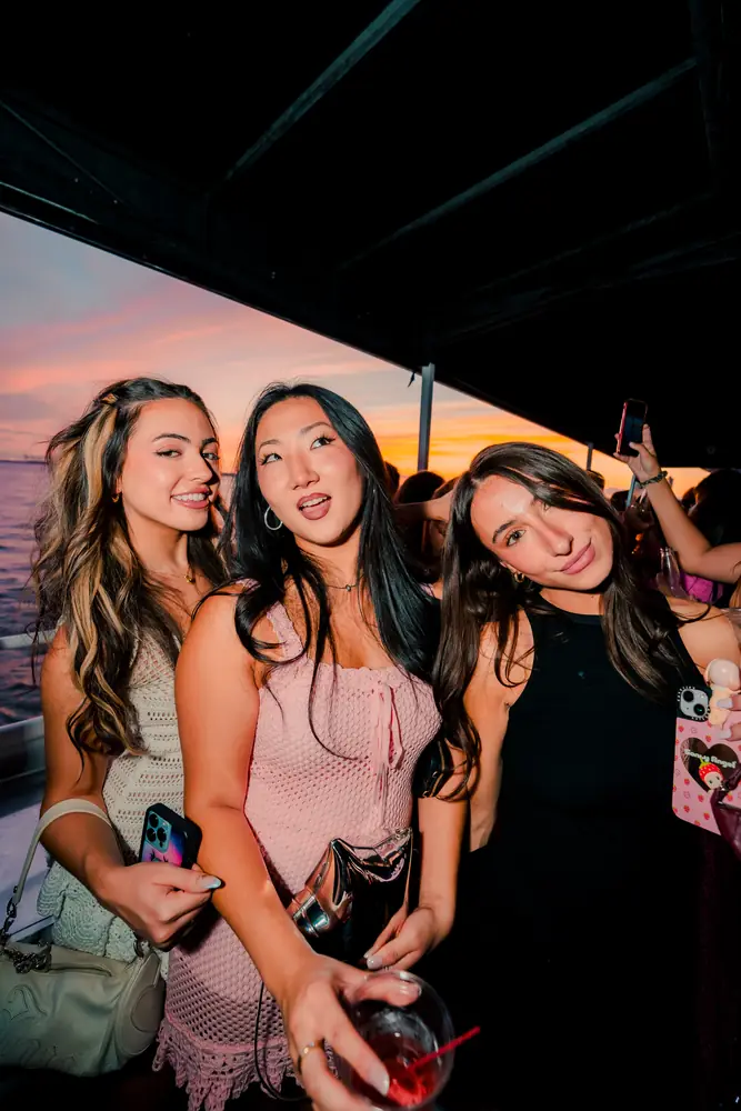 Amigas posando no barco do WeFunk