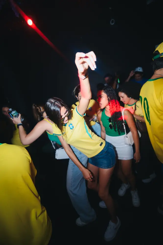 Público com camisas do Brasil dançando no WeFunk