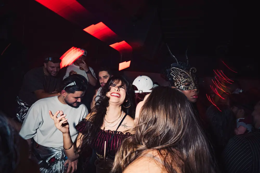 Público dançando sob luzes vermelhas no WeFunk