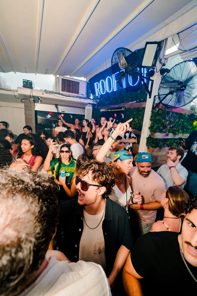Rooftop lotado numa festa WeFunk